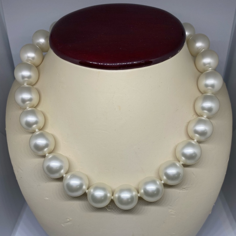 16 mm Matt White mother of pearl necklace